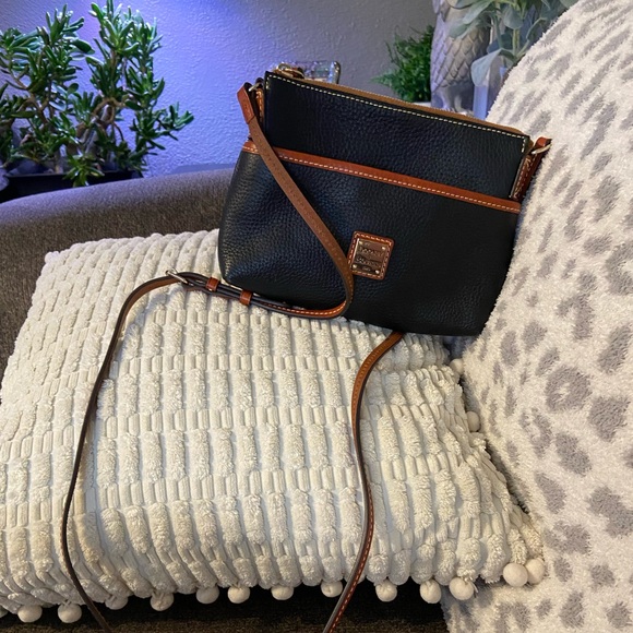 Black pebble leather Dooney and Bourke crossbody - Picture 1 of 10
